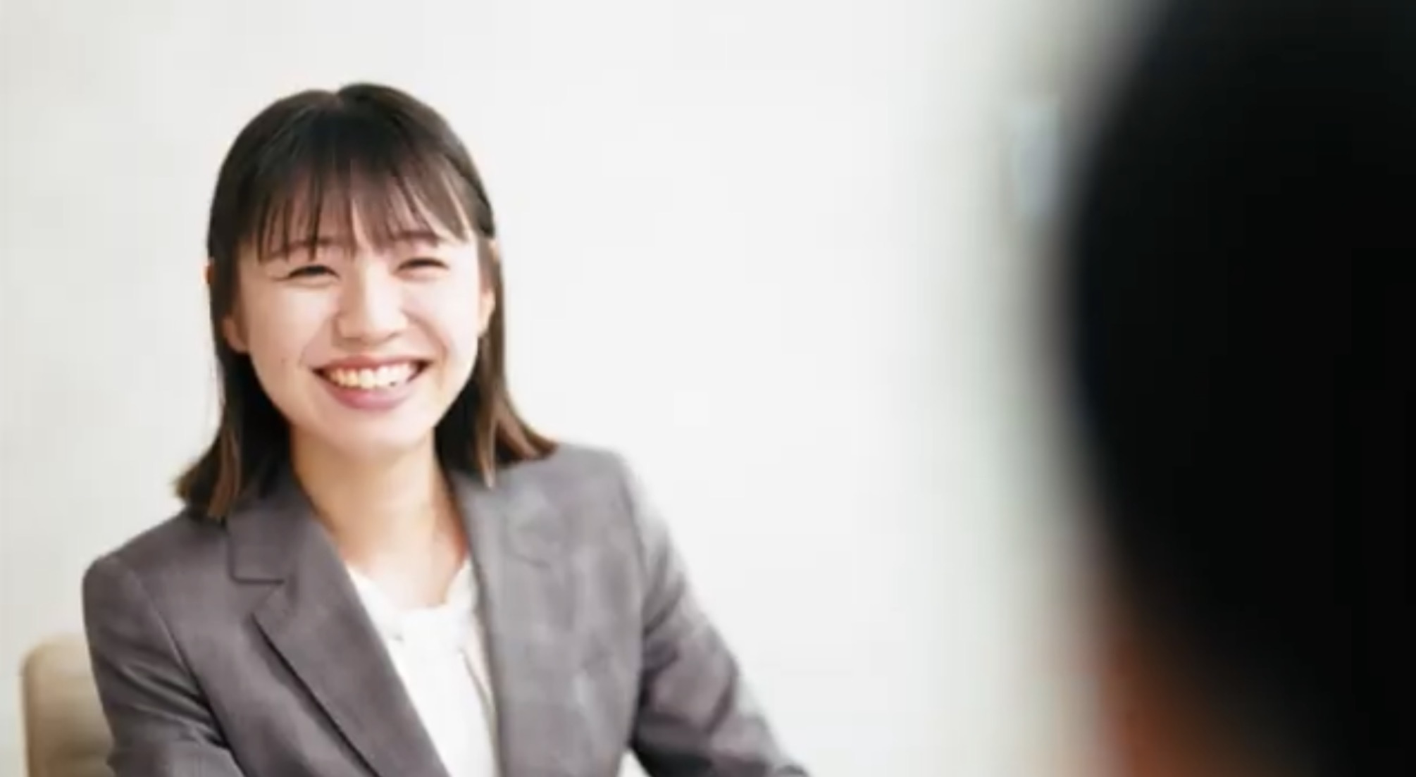 笑顔で会話するスタッフ