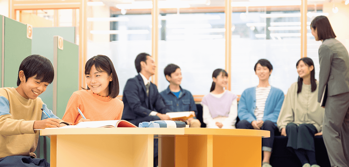 生徒と保護者の見学風景